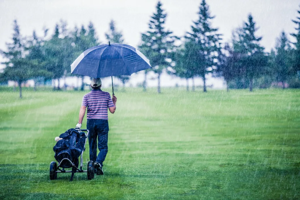 golfer on a rainy day leaving the golf course 2021 08 26 15 42 19 utc 01